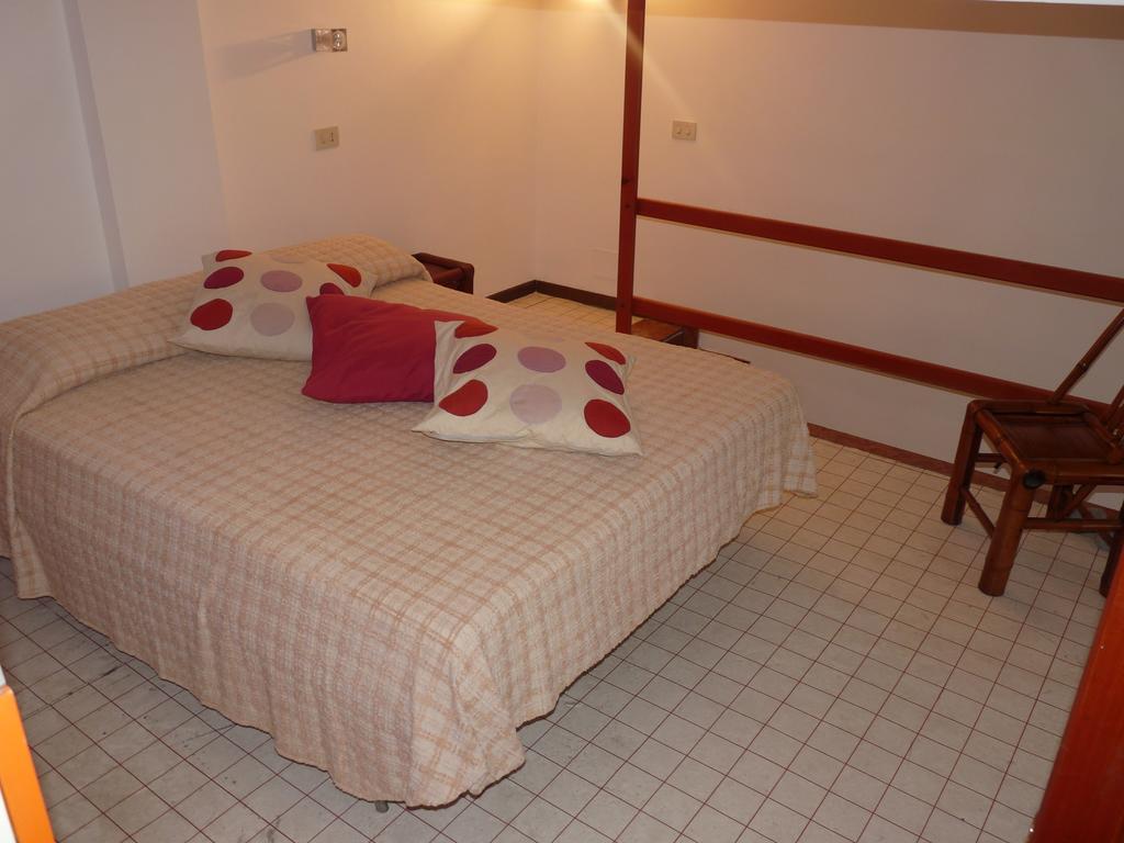 Agenzia Aprea Appartamenti Ponza Habitación foto